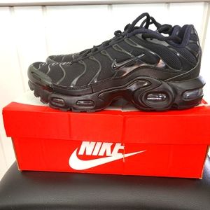 Nike Air Max Plus, Youth Size 6, Black